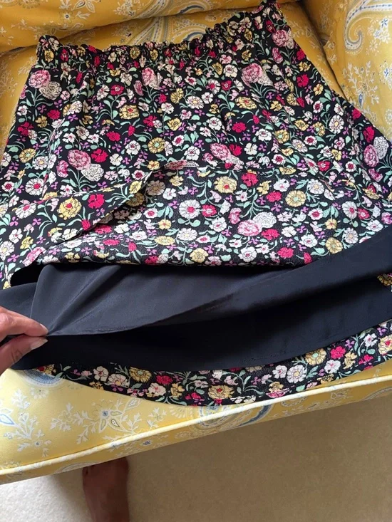 LOFT Black fully lined Floral Skirt with pockets - Picture 6 of 8